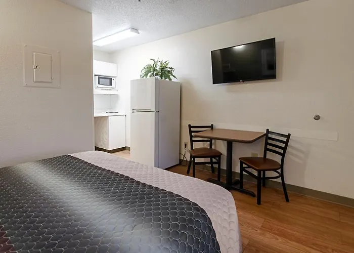 Suburban Salem-university Parkway 4*
